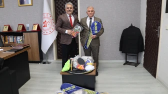 Pütürge’de Spor Desteği Sürüyor: Gençlere Malzeme Desteği