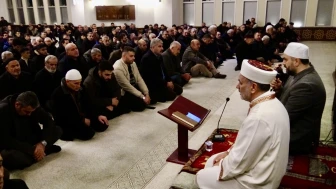 Malatya’da Berat Kandili Coşkusu: Camiler Doldu, Eller Semaya Açıldı