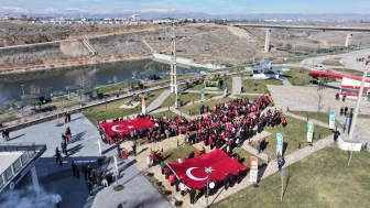Yeşilyurt’ta Kırmızı Beyaz Şölen: Gençlik Bayrak Yürüyüşü