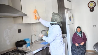 Yeşilyurt’ta Büyükler ‘Baştacı’ Ediliyor: Yaşlılara Ev Temizliği