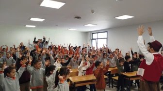 Malatya’da çocuklara tiyatro sürprizi: Şehir Tiyatrosu oyuncuları Tepeköy’de öğrencilerle buluştu!