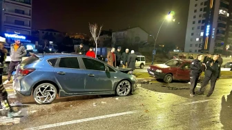 Yeşilyurt’ta otomobiller çarpıştı: Araçta sıkışan çocuğu itfaiye kurtardı!