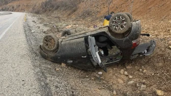 Bayram yolunda kaza: Yağışlı havada kontrolden çıkan otomobil takla attı!