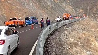 Erkenek’te toprak kayması: Malatya-Adıyaman karayolunda ulaşım aksadı!