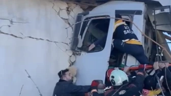 Malatya Battalgazi'de Freni Patlayan Kamyon Eve Girdi