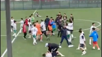 Malatya’da U-14 maçında saha karıştı: Tekme ve yumruklar havada uçuştu