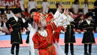 Malatya’da 23 Nisan’ın 106. Yılına Görkemli Kutlama: Behçet Bakır’dan "Dijital Bağımlılık" Uyarısı!