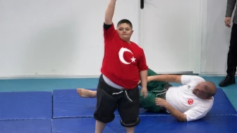Kale’de duygu dolu anlar: Down sendromlu "Pehlivan" öğretmeniyle güreşip galip geldi!