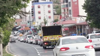 Darende D-300'de Bayram Trafiği: Araç Kuyrukları Oluştu