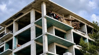 Malatya'da İnşaat İşçileri Çatıya Çıktı, Polis İkna Etti