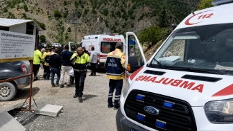 Malatya’da Kamyonet Şantiyeye Daldı: Prefabrik Yapıya Çarpan Araçta 3 Yaralı