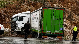 Tır Kazası Sonucu Sürücü Yaralandı: Hastaneye Sevk Edildi
