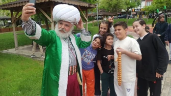 Depremzede Çocuklara Tiyatrocu Ömer Konakçı’dan "Nasreddin Hoca"lı Moral Desteği
