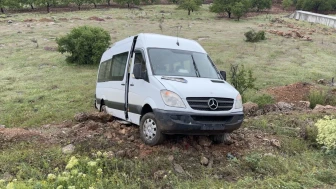 Doğanşehir'de Minibüs Şarampole Devrildi: 2 Kişi Yaralandı