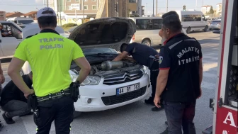 Motor Bölümüne Sıkışan Kediyi Cep Telefonu Sesiyle Kurtardılar!