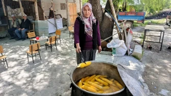 Diş Hekimliği Okuyan Çocuğunu Mısır Satarak Okutuyor