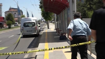 Trambüs Durağında Bomba Alarmı: Fünye Patlatılacakken Sahibi Koşarak Geldi!
