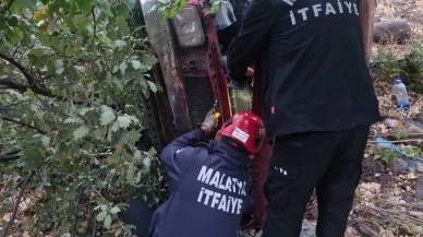 Hekimhan’da Yağış Nedeniyle Pikap Şarampole Devrildi: 2 Yaralı