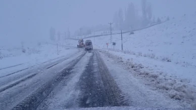 Malatya-Pütürge Yolunda Kar Yağışı sürücülere zor anlar yaşatıyor