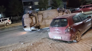 Park Halindeki Araca Çarpan Otomobil Ters Döndü: Sürücü Kaçtı