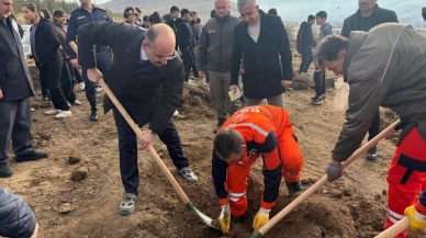Doğanşehir'de Geleceğe Nefes: Minik Eller Fidanları Toprakla Buluşturdu