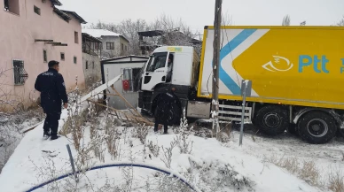 Malatya’da PTT Aracı Karda Kayıp Yoldan Çıktı: Facia Teğet Geçti