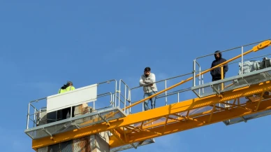 Doğanşehir'de Vinçli Eylem: Maaşını Alamayan 3 İşçi Metrelerce Yükseğe Çıktı