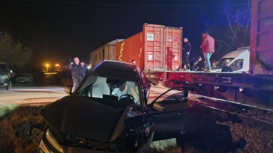 Malatya'da Hemzemin Geçitte Can Pazarı: Tren Otomobile Çarptı, 5 Yaralı
