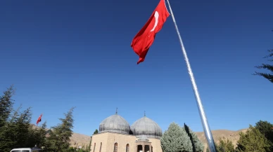 Darende’de Dev Türk Bayrağı İlçenin Simgesi Oldu