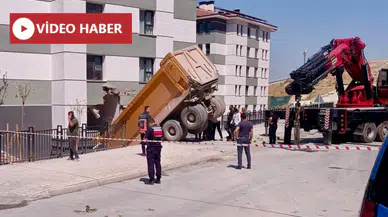 Yeşilyurt İkizce TOKİ Konutları’nda Kamyon Apartmana Çarptı: Yaralılar var!