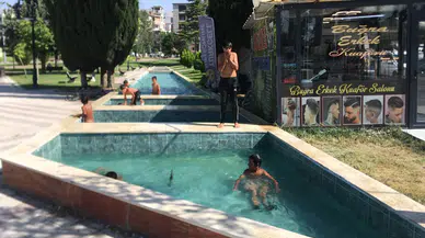 Sıcaktan Bunalan Çocukların Serinlik Adresi Süs Havuzu Oldu