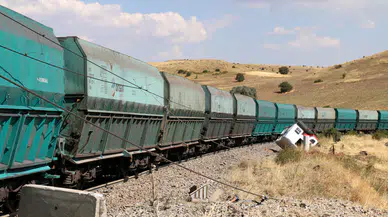 Hekimhan'da Korkutan Kaza: Yük Treni Kamyona Çarptı!
