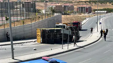 Yeşilyurt'ta Hafriyat Kamyonları Çarpıştı: 1 Yaralı