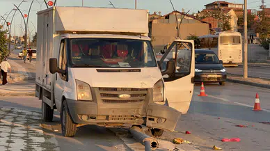 Önce Yayaya Sonra Direğe Çarpıp Kaldırıma Çıktı!