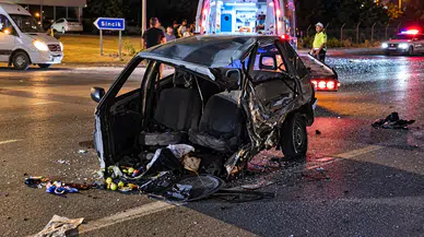 Feci Kazada Otomobil İkiye Ayrıldı: 1’i Ağır 4 Yaralı