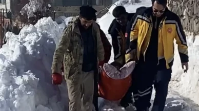 Karlar Altında Kapanan Yolda Acil Müdahale ile Hasta Kurtarıldı