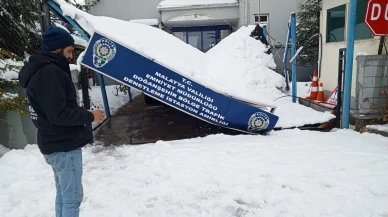 Kar Ağırlığına Dayanamadı: Trafik İstasyonunda Sundurma Çöktü