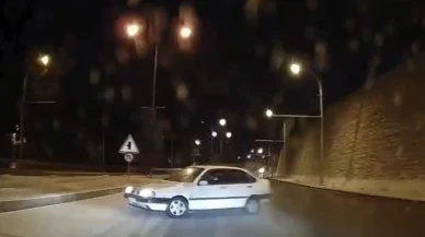 Buzlanma Nedeniyle Makas Atan Otomobil Trafiği Tehlikeye Soktu