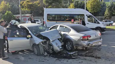 Çöşnük Kavşağı'nda Zincirleme Trafik Kazası: 3 Yaralı