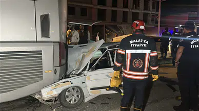 Malatya’da Otomobil Otobüsün Altına Girdi: 1’i Ağır 3 Yaralı