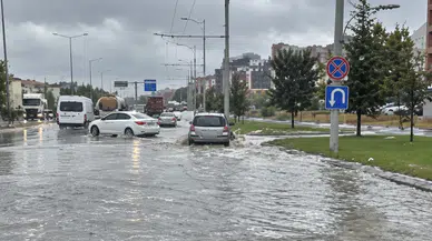 Malatya’da Sokaklar Göle Döndü, İşyerlerini Su Bastı