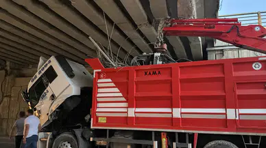 Köprüye Çarpan Vinçe Otomobil Çarptı: 2 Yaralı
