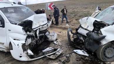 Darende’de feci kaza: İki araç kafa kafaya çarpıştı, 2’si ağır 4 yaralı!