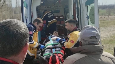 Yazıhan'da Traktör Kanala Devrildi: 2 Kişi Yaralandı