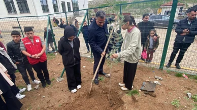Şehit Aytaç Altunörs Okulu’nda fidanlar toprakla buluştu!