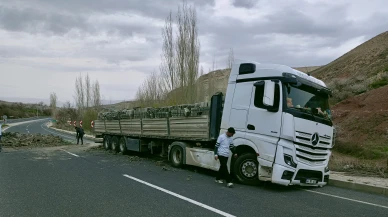 Sürücü Direksiyon Başında Uyuyakaldı, Tır Karşı Şeride Geçti