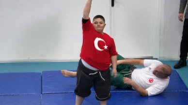 Kale’de duygu dolu anlar: Down sendromlu "Pehlivan" öğretmeniyle güreşip galip geldi!