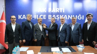 AK Partiye Yeni Katılım: Yeniden Refahlı meclis üyesi AK Parti’ye katıldı