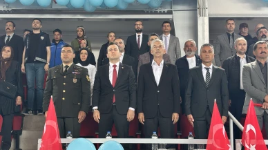 Arapgir 19 Mayıs Coşkusunu Kapalı Spor Salonu'nda Tek Yürek Kutladı
