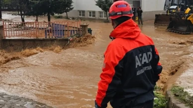 Fırtına ve yağışta 2 kişi hayatını kaybetti, 33 kişi yaralandı.